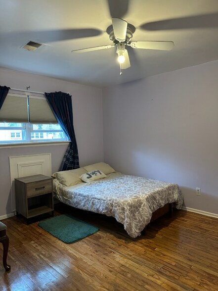 Primary Photo - 218 College Dr