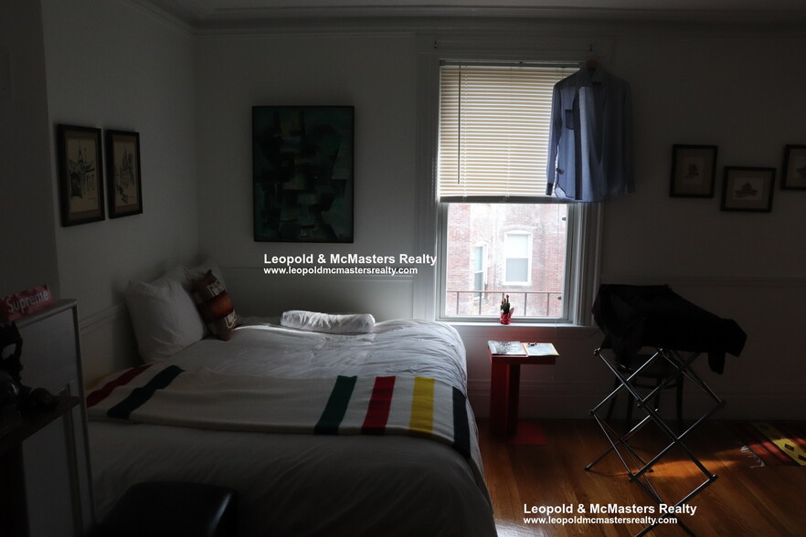 Building Photo - 254 Newbury St