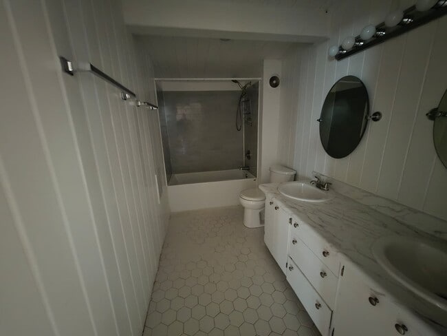 Building Photo - 3987 Berkley Dr