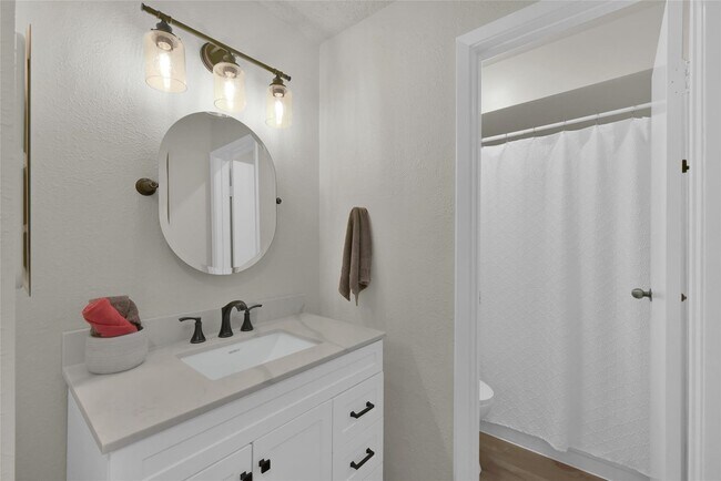 Building Photo - 3900 Aspen Dr