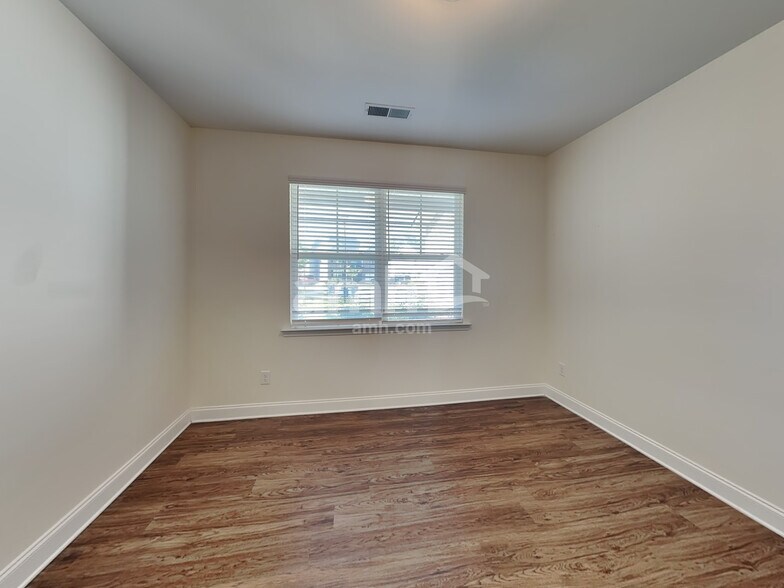 Building Photo - 3328 Okelly Dr