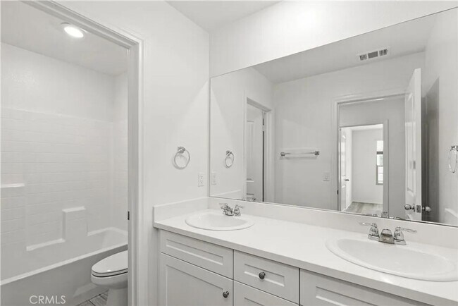 Building Photo - Great 3 bed 3 bath home