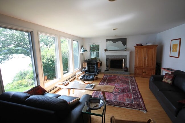 Building Photo - 3bd/2ba Waterfront House for Rent in Freep...