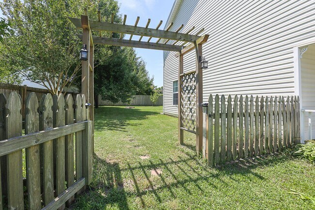 Building Photo - 4 bedroom 3 Bath in Tangelwoods - Fenced in backyard