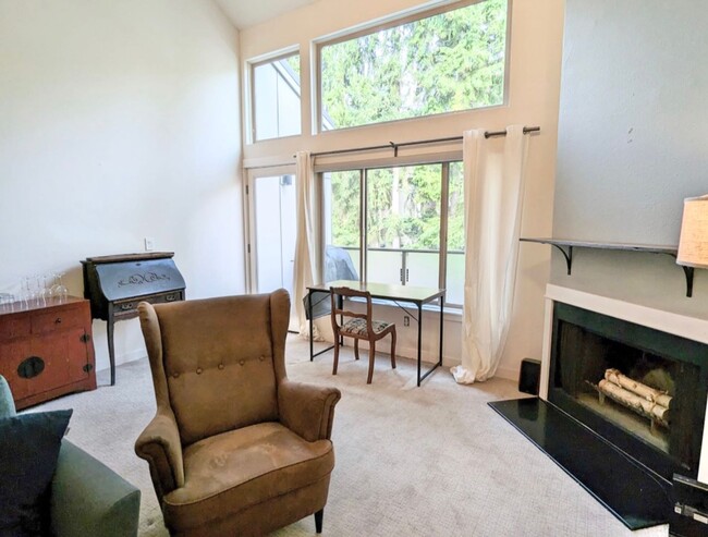 Building Photo - Stunning Sand Point Condo with Loft and Ba...