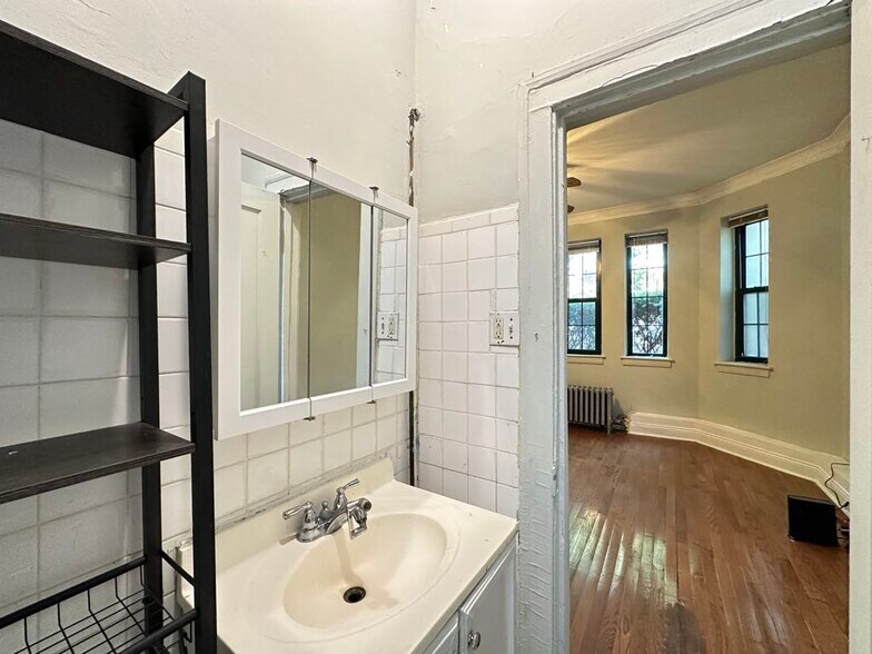 Building Photo - 4646 N Paulina St