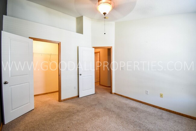 Building Photo - Updated 2 Bed, 2 Bath Townhome in Waukee!