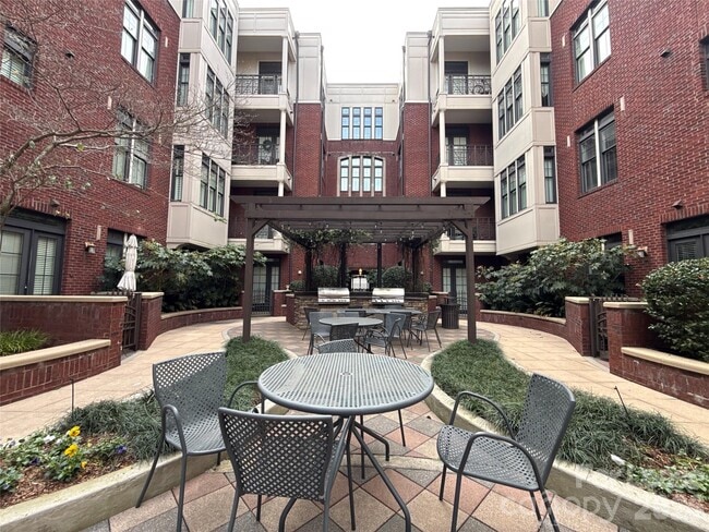 Building Photo - 2810 Selwyn Ave