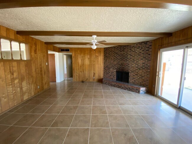 Building Photo - Northeast El Paso 3bed/2bath w/LOTS of living space!