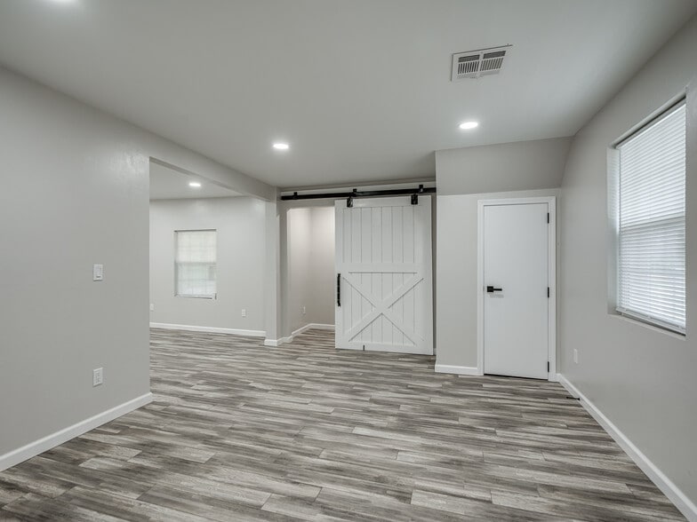 Building Photo - 2100 N Saint Luke Ave