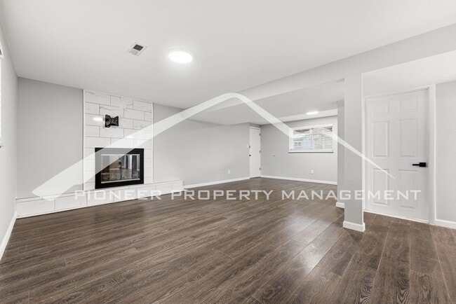 Building Photo - Gorgeous Home with Central AC and Fenced Yard