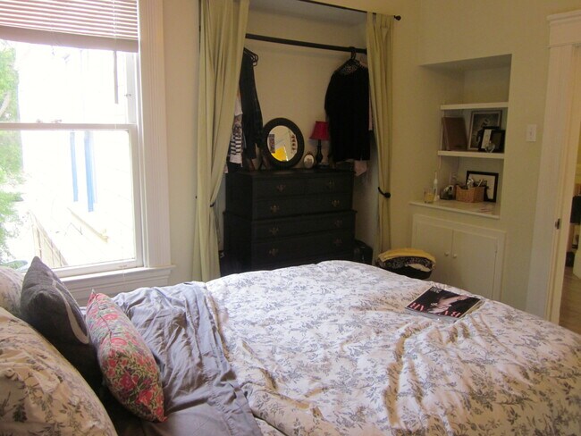 Building Photo - Stunning large Classic Pacific Heights Flat with lots of light, hardwood floors, washer/dryer, gr...