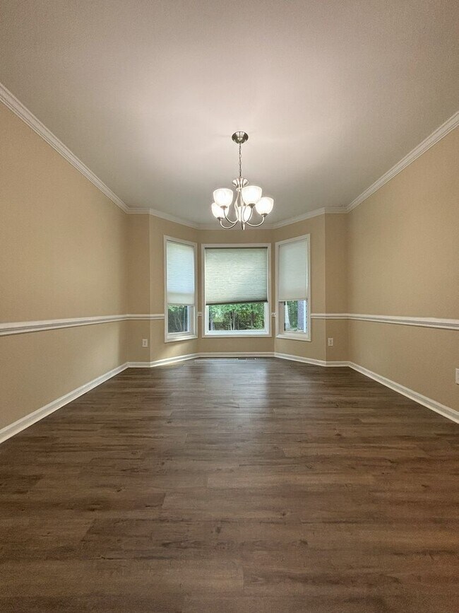 Building Photo - Pretty on Pine Valley