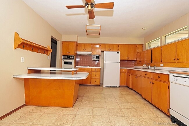 Building Photo - House Close To Campus- Available in July 2026