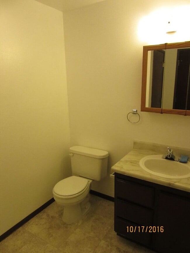 Building Photo - Inviting 2 Bedroom, 1.5 Bath Townhouse Dup...