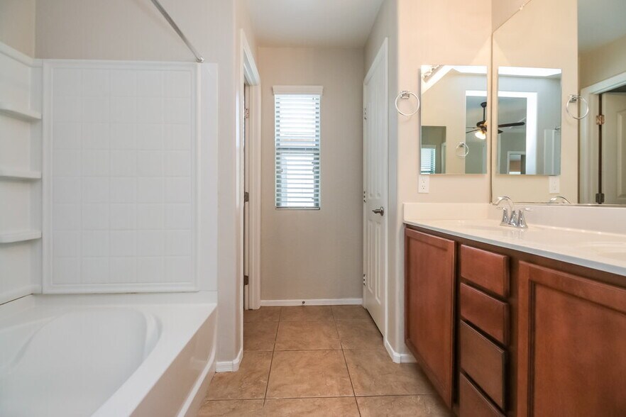 Building Photo - 1674 W Corriente Dr