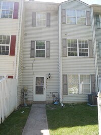 Building Photo - Move in Ready Townhouse!