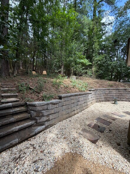 Building Photo - 2208 Montreat Dr