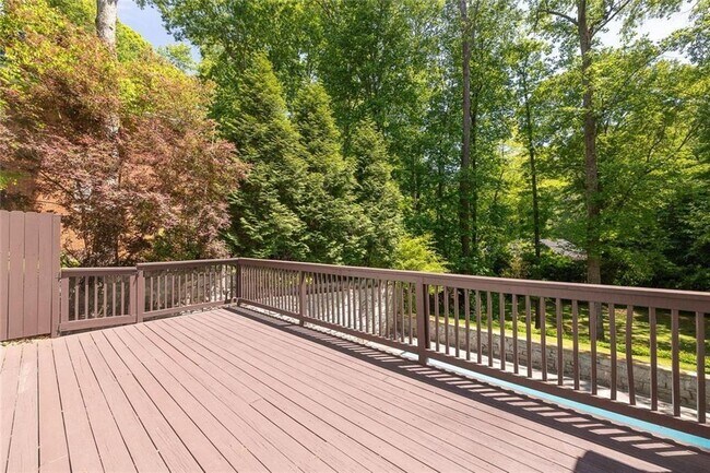 Building Photo - 445 Forest Hills Dr