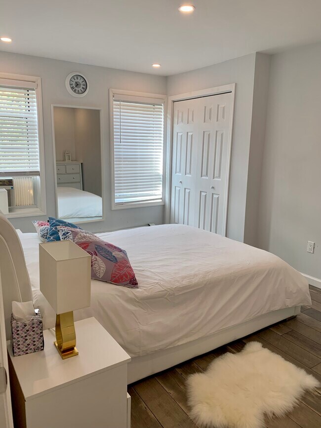 Building Photo - 152 W 9th St