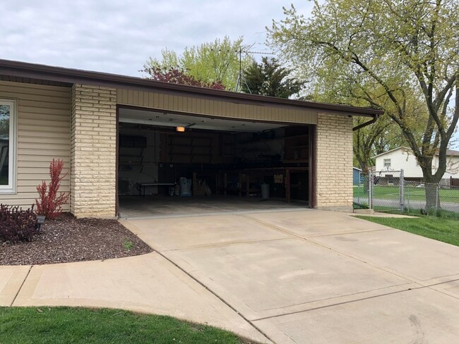 Building Photo - 1126 Parkview Dr