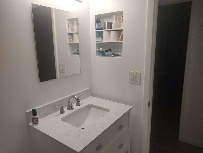 Building Photo - "$200 move in Special. Quite and Peaceful ...