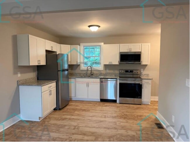 Building Photo - 694 Saxon Ave