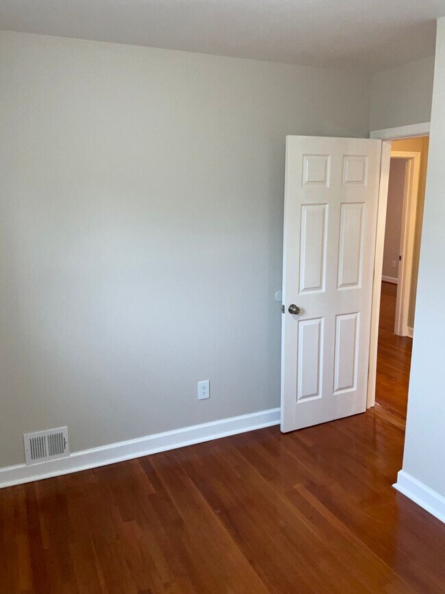 Building Photo - Fully updated 4BR 2BA single family brick home in Connecticut Ave Estates