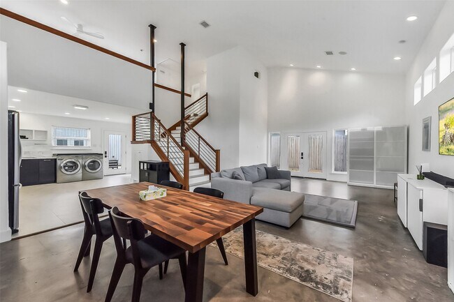 Building Photo - 1813 Crockett St