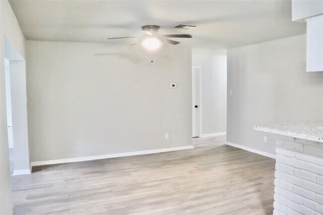 Building Photo - 6122 Heatherbrook Dr