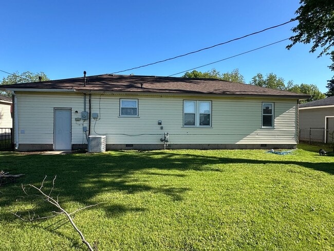 Building Photo - Well Maintained and Updated Home Near the ...