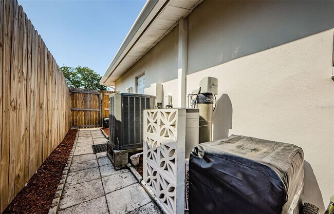 Building Photo - 2174 Scotland Dr