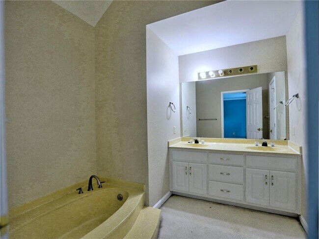 Building Photo - 2101 Mark Hall Ct NE