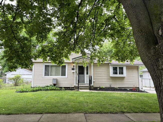 Building Photo - Chelsea Downtown Area 3-bedroom Ranch
