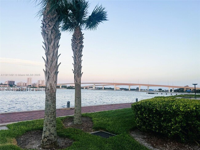 Building Photo - 231 Riverside Dr