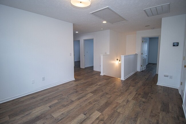 Building Photo - Beautiful 3BR/2.5BA Home with Fenced Yard, Granite Kitchen & Neighborhood Pool