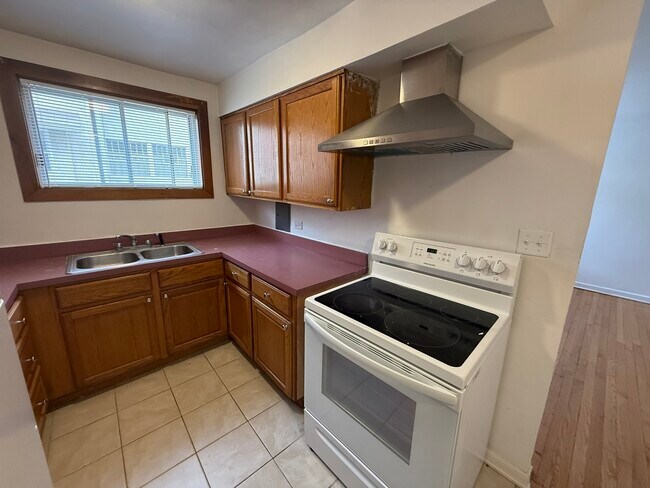 Building Photo - 1408 W Juneway Terrace