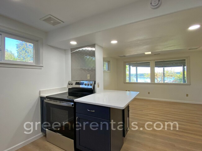 Building Photo - Cooper Point Daylight Basement ADU with Wa...
