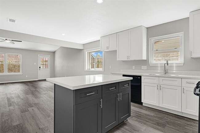 Building Photo - 7410 Woodoak Dr