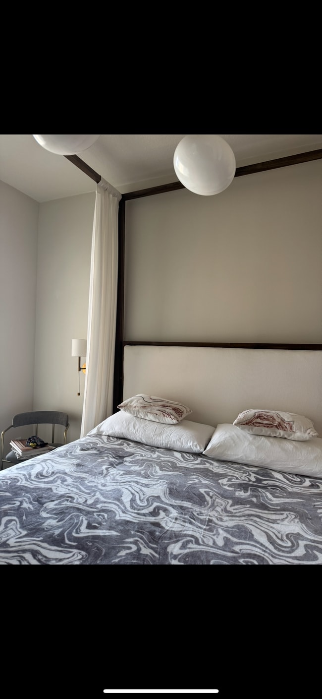 Master bedroom - 388 E Ocean Blvd