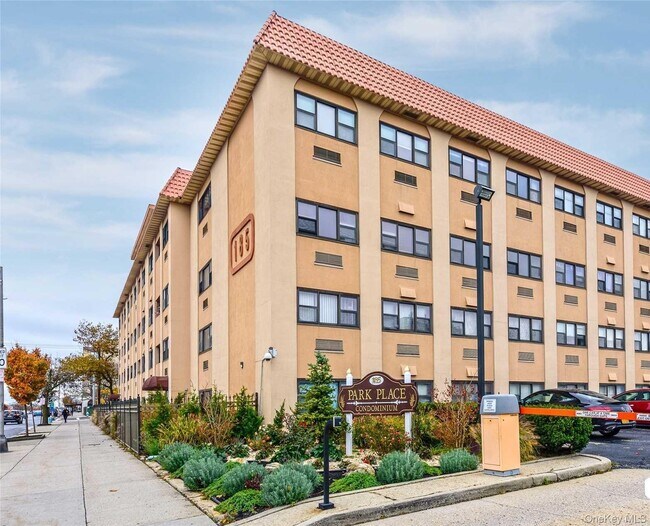 Building Photo - 185 W Park Ave