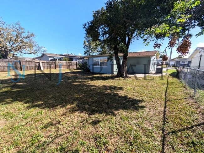 Building Photo - 3/1/1, 1136 Sq. Ft., updated kitchen & bath, fenced in yard, WINE fridge!!