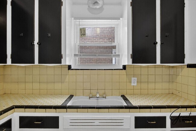 Building Photo - $1300 3 bedrooms