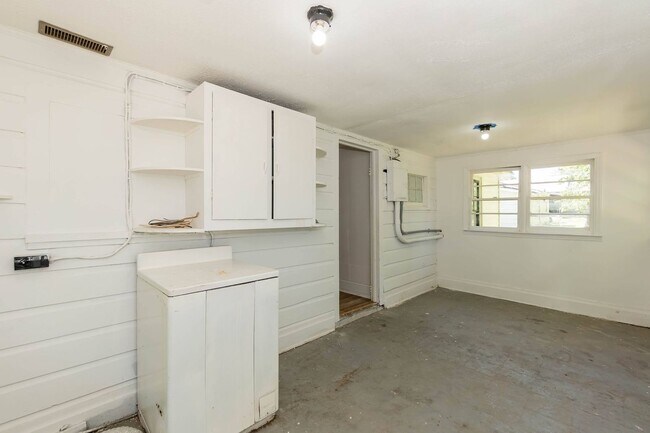 Building Photo - Beautiful Three Bedroom Home!