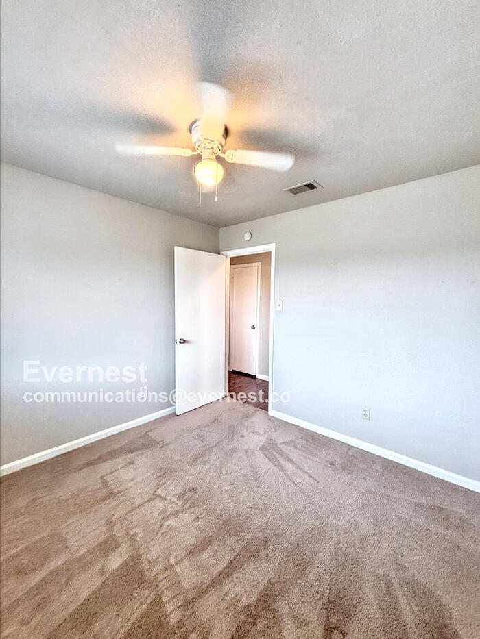 Building Photo - 2038 Woodland Hills Dr
