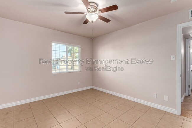 Building Photo - 5438 S 46th Pl
