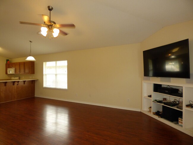 Building Photo - Great 4 Bedroom in Pensacola