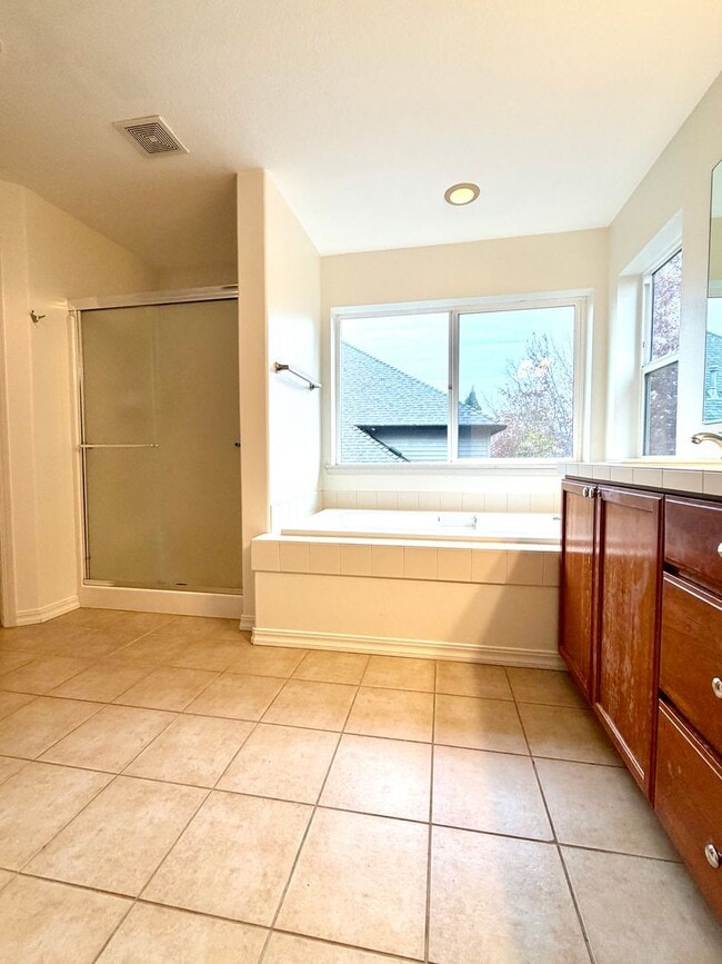 Building Photo - Beautiful Home in the Sought After Arbor C...