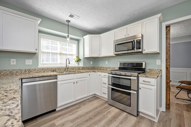 Building Photo - 4016 Kenesaw Dr