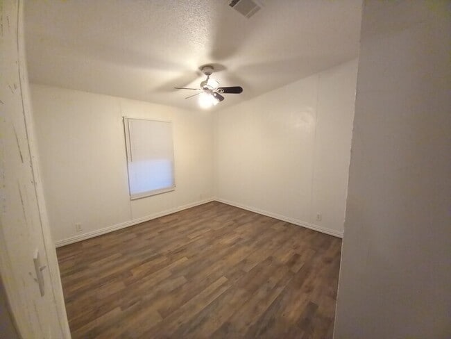 Building Photo - 209 S Ave B